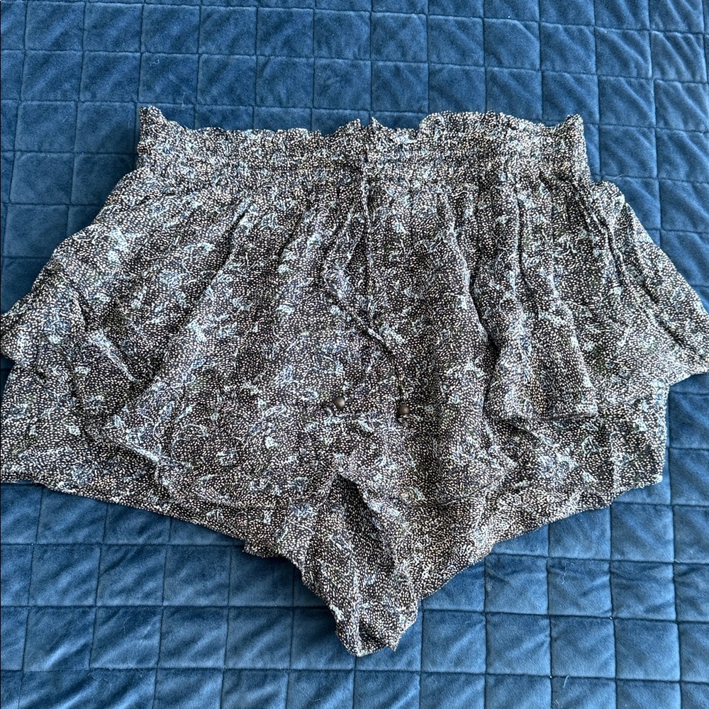 Zara - Women's Black and White Patterned Shorts ( Size Medium)